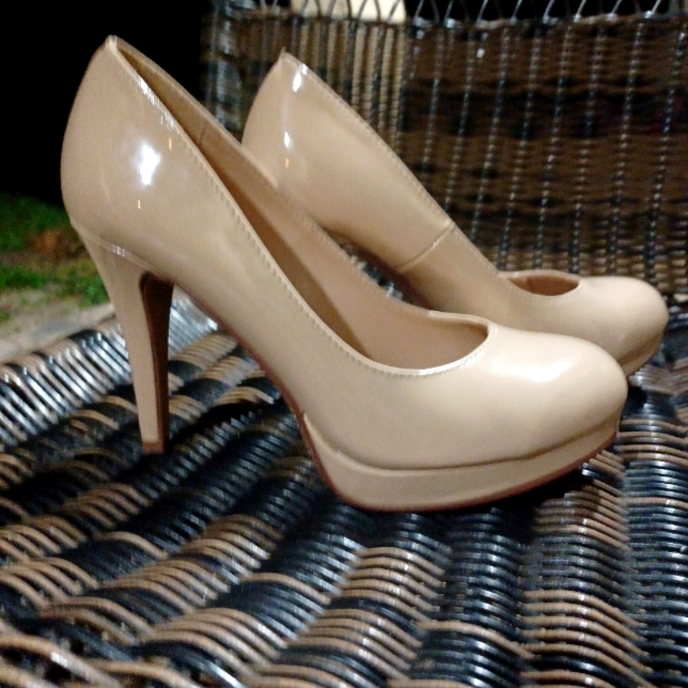 Sz 7 Nude High Heels
